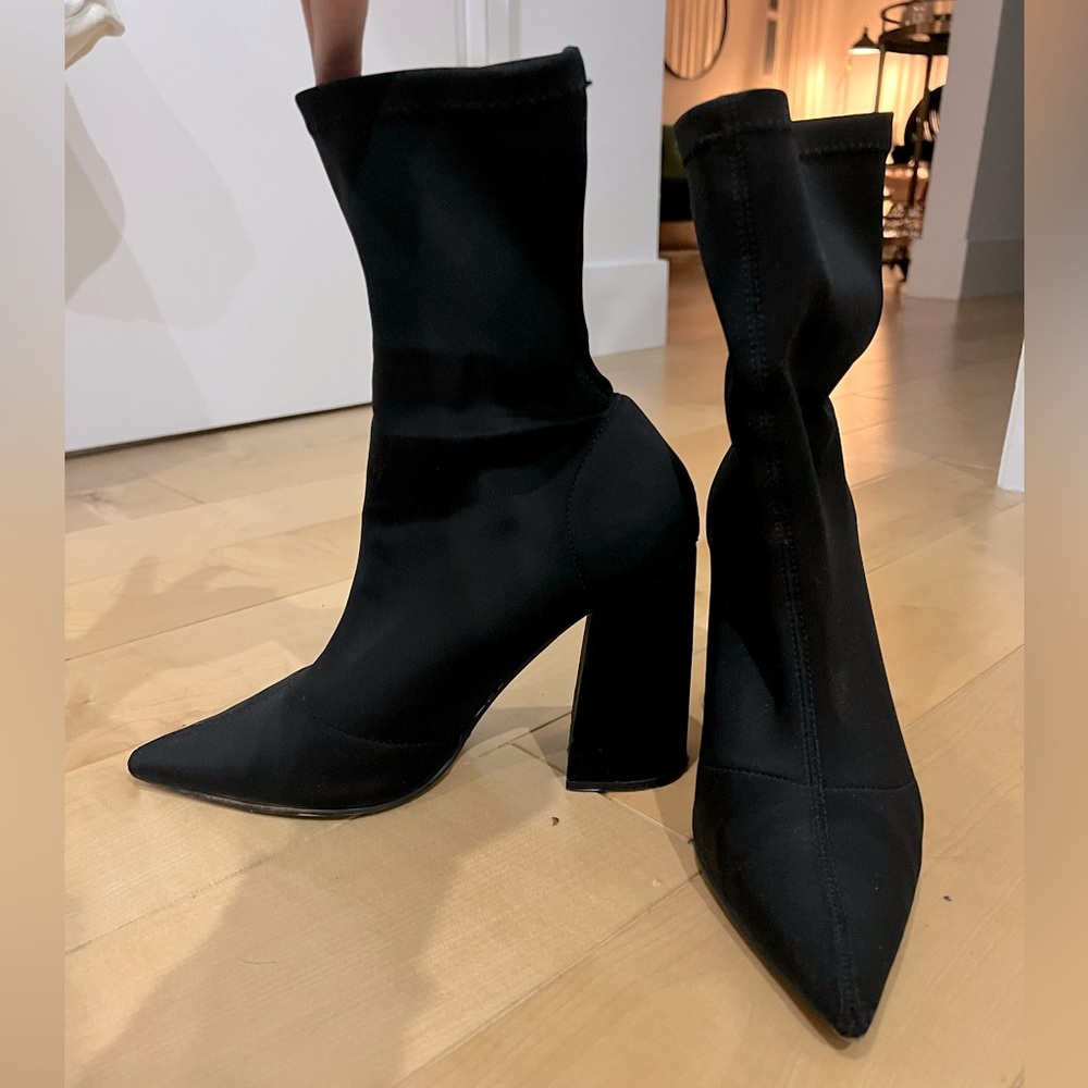 Black pointed-toe stretch ankle boots / size 38